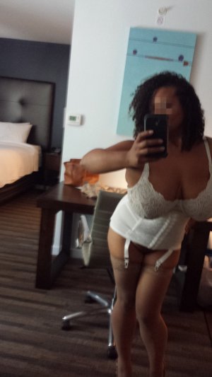 Damya escort girl in Isla Vista California and sex club